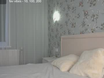 girl
        muffin_puffin cam image #2449666